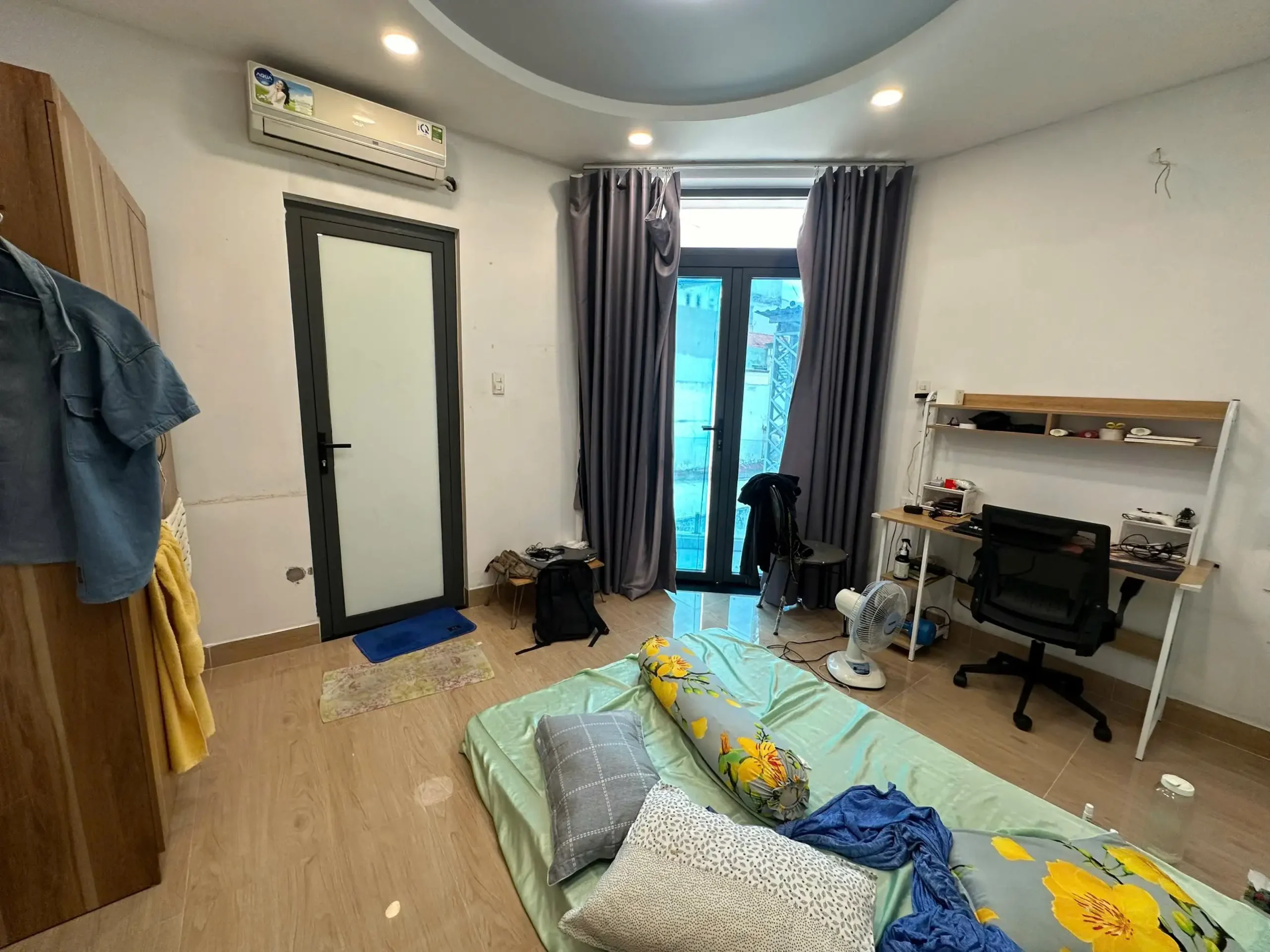 686 đường Cách mạng tháng 8, phường 5 - phòng lầu 3